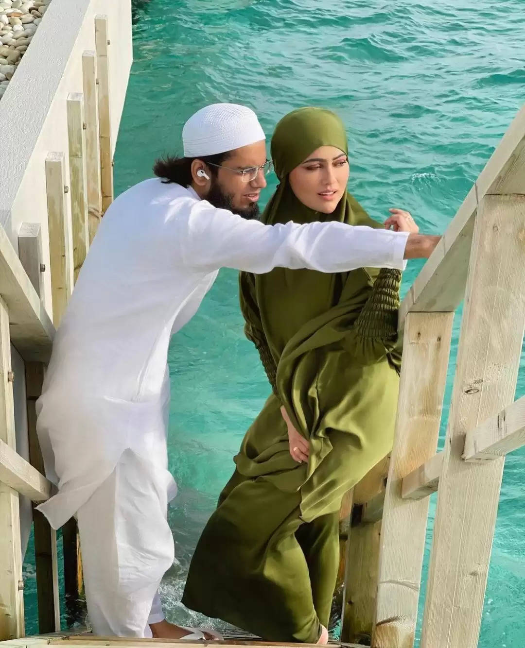 पति के साथ मालदीव में खूब एंजॉय कर रही है सना खान, मुस्लिम लुक में दिखे मियां बीवी