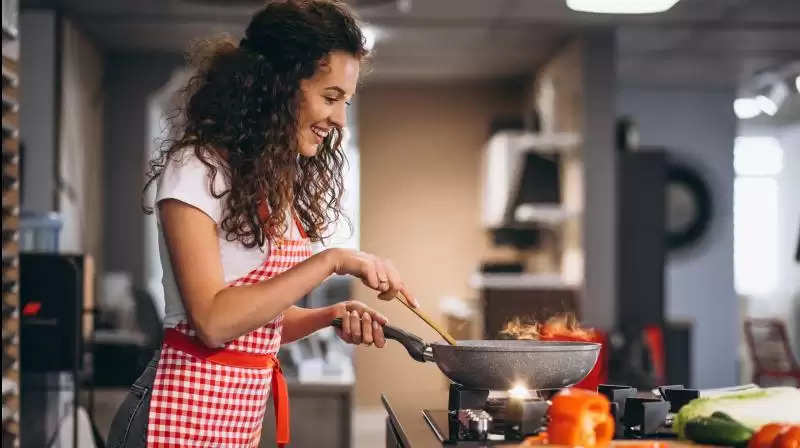 Kitchen Tips: रसोई गैस बचाने के लिए आजमाएं ये 7 आसान टिप्स