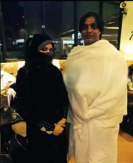 OMG! खुद से 18 साल छोटी उम्र की लड़की से शोएब अख्तर ने किया निकाह, देखिए पत्नी रूबाब खान की तस्वीरें | Fashion News Era