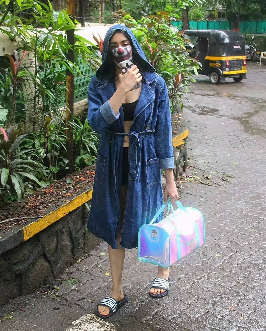जैकेट पहने हुए मुंबई की सड़क पर दिखी यह अभिनेत्री, पहचानना हुआ मुश्किल