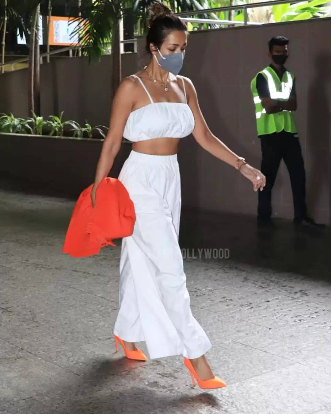 व्हाइट ड्रेस में बेहद हॉट लग रही है मलाइका अरोड़ा, एयरपोर्ट पर नजर आई