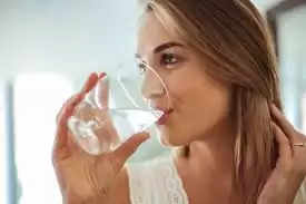 Health Tips :3 लीटर से अधिक पानी पिने की डॉक्टर्स की सलाह क्या सही नहीं है ,वायरल वीडियो में हो रहा है ये दावा
