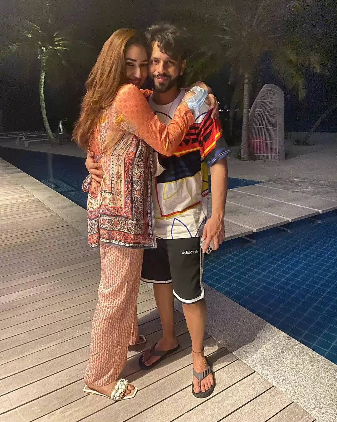 मालदीव में छुट्टियां मना रहा है यह नया कपल, पति को हग करते दिखी यह अदाकारा