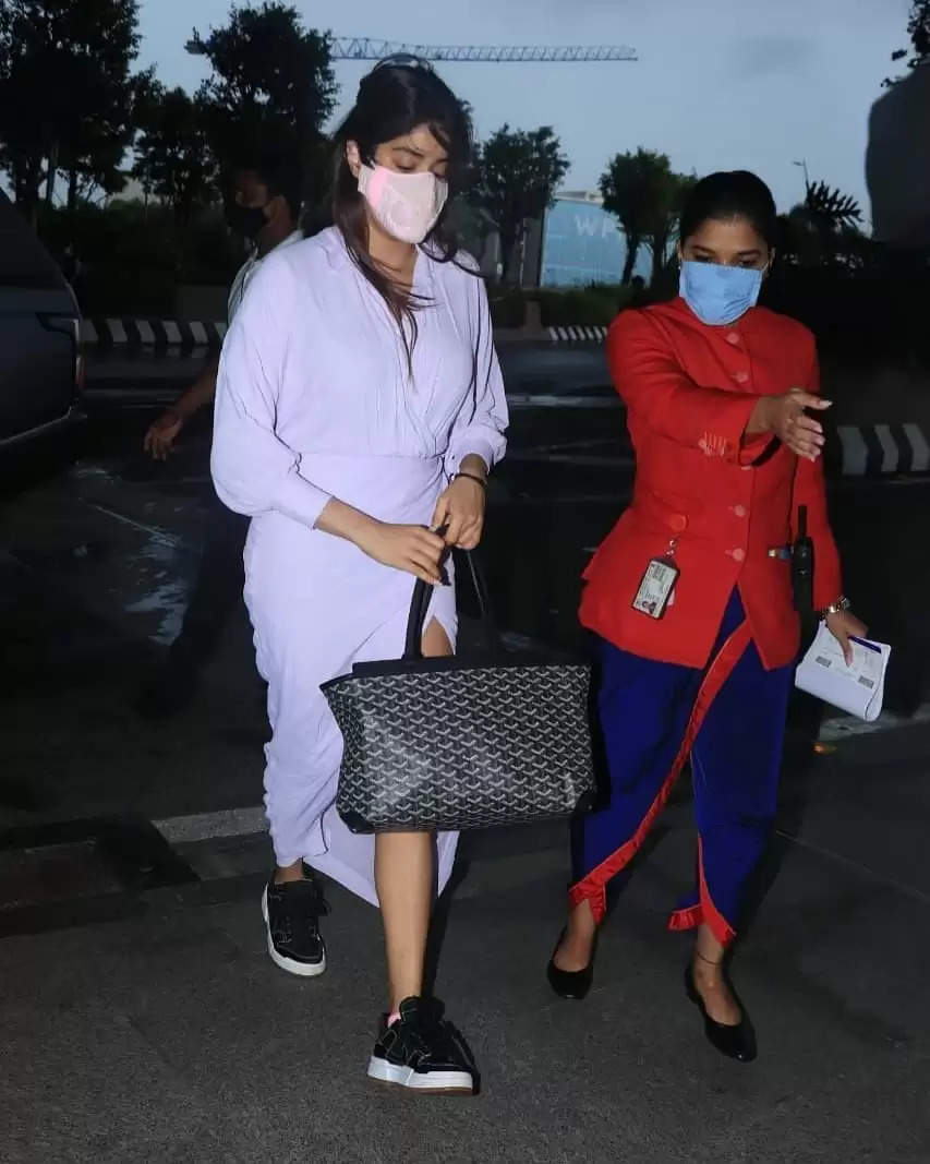 धोती स्टाइल कपड़ों में एयरपोर्ट पर दिखी श्रीदेवी की लाडली बेटी, लोगों ने कहा फैशन हो तो ऐसी
