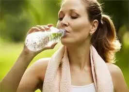 Health Tips :3 लीटर से अधिक पानी पिने की डॉक्टर्स की सलाह क्या सही नहीं है ,वायरल वीडियो में हो रहा है ये दावा