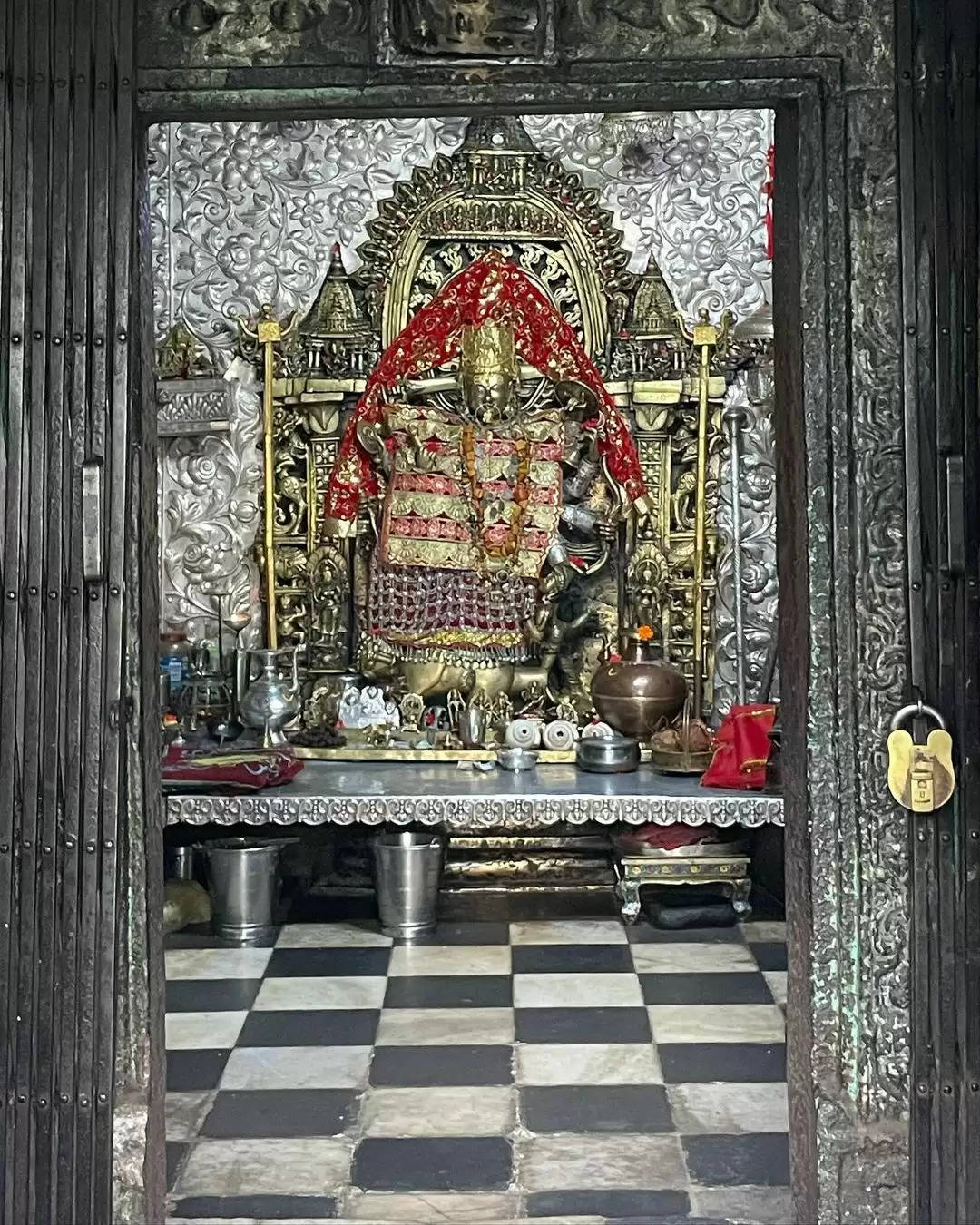 माता जी के दर्शन करने मंदिर पहुंची प्रीति जिंटा, साड़ी में दिखी खूबसूरत