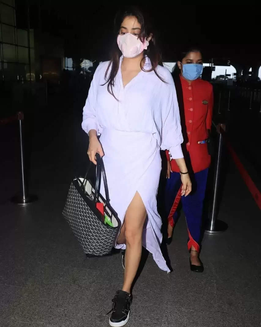 धोती स्टाइल कपड़ों में एयरपोर्ट पर दिखी श्रीदेवी की लाडली बेटी, लोगों ने कहा फैशन हो तो ऐसी