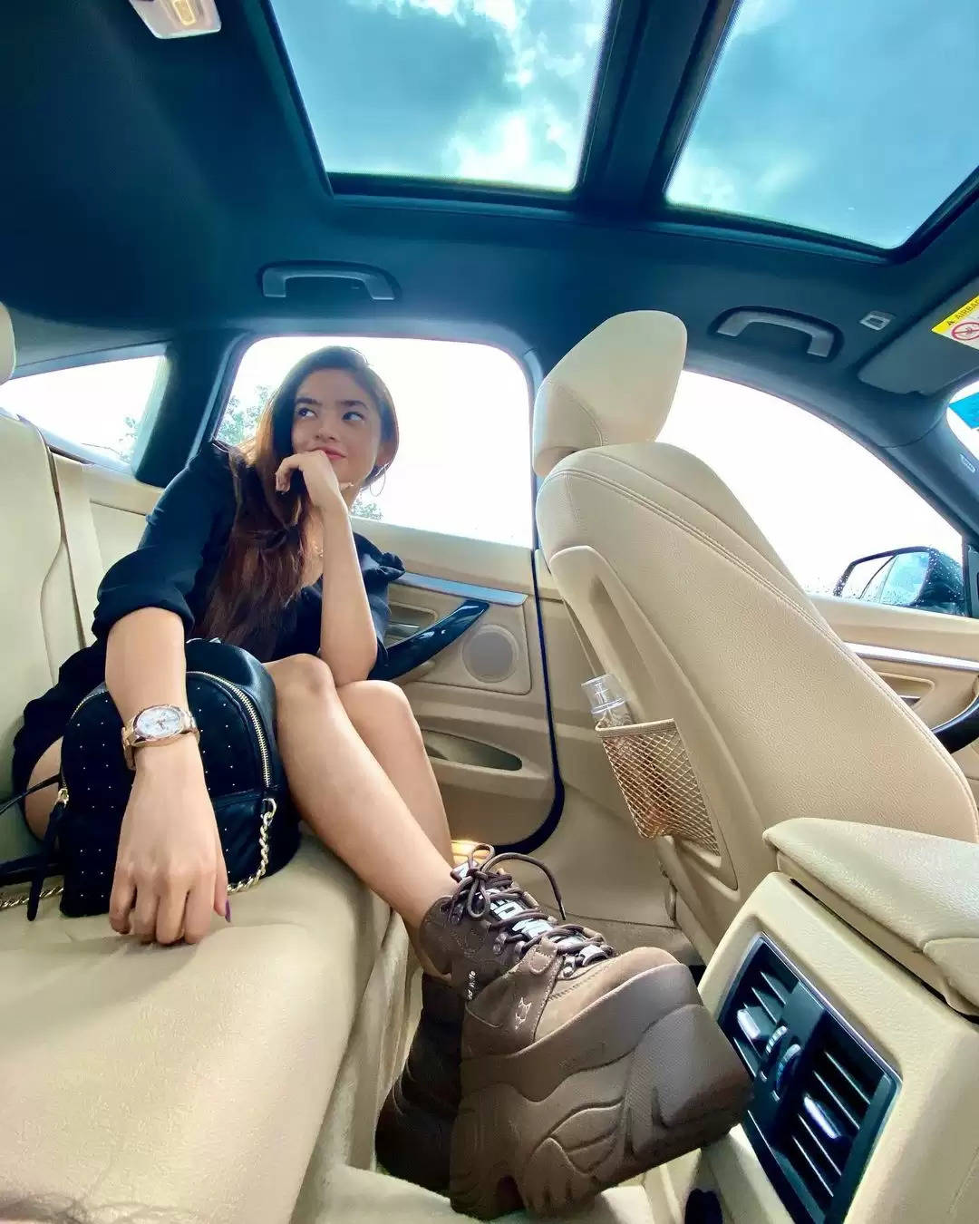 लेडी बॉस लुक में नजर आई यह 18 वर्षीय अभिनेत्री, कार में खिंचवाई तस्वीरें