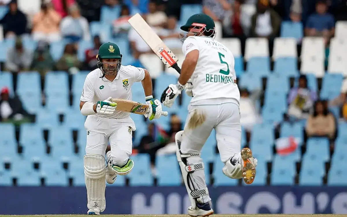 भारत और दक्षिण अफ्रीका के बीच 2 मैचों की टेस्ट सीरीज का पहला मैच सेंचुरियन के प्रतिष्ठित स्पोर्ट्स पार्क में चल रहा है। इस टेस्ट मैच के दूसरे दिन की लड़ाई में रोमांचक क्षण देखने को मिले, जिसमें दोनों टीमों ने अपने कौशल और दृढ़ संकल्प का प्रदर्शन किया। दूसरे दिन का खेल खत्म होने तक दक्षिण अफ्रीकी टीम ने अपनी पहली पारी में 5 विकेट खोकर स्कोरबोर्ड पर कुल 256 रन बना लिए हैं। इससे उन्हें भारत की शुरुआती पारी पर 11 रन की बढ़त मिल गई है।