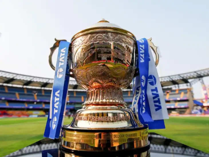 जैसे ही क्रिकेट जगत आईपीएल 2024 की नीलामी के लिए तैयार हो रहा है, भारतीय क्रिकेट कंट्रोल बोर्ड (बीसीसीआई) ने एक और महत्वपूर्ण बदलाव के लिए मंच तैयार किया है - आईपीएल ट्रॉफी के लिए एक नया शीर्षक प्रायोजक। मंगलवार को की गई एक घोषणा में, बीसीसीआई ने टाटा आईपीएल के दो साल के प्रायोजन के अंत को चिह्नित करते हुए एक नई निविदा शुरू की। प्रशंसक अब स्टेडियम में एक अलग शीर्षक की गूंज की उम्मीद कर सकते हैं, जो आगामी सीज़न में रहस्य और उत्साह का माहौल जोड़ देगा।