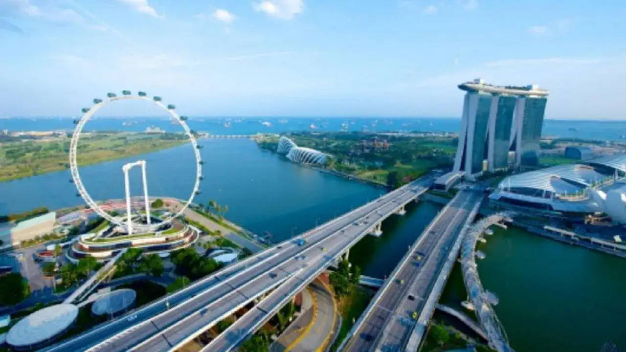 रिपोर्ट्स के अनुसार सिंगापुर ने 11 वर्षों में नौवीं बार एक बार फिर दुनिया के सबसे महंगे शहर के रूप में अपना स्थान सुरक्षित कर लिया है। लंदन स्थित संगठन द्वारा आयोजित यह सर्वेक्षण वैश्विक स्तर पर विभिन्न शहरों में वस्तुओं और सेवाओं की लागत निर्धारित करने के लिए अमेरिकी डॉलर में कीमतों की तुलना करता है।