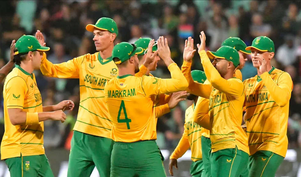 ऑस्ट्रेलिया के खिलाफ चल रही वनडे सीरीज के चौथे मैच में दक्षिण अफ्रीकी क्रिकेट टीम ने कमाल का प्रदर्शन किया। पांच मैचों की सीरीज में 2-1 से पिछड़ने के बावजूद दक्षिण अफ्रीकी टीम ने चौथे वनडे में ऑस्ट्रेलियाई गेंदबाजों के सामने जबरदस्त प्रदर्शन किया.
