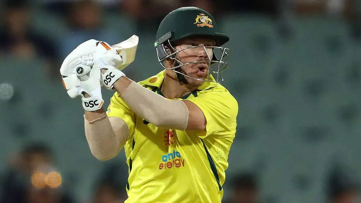 अनुभवी ऑस्ट्रेलियाई बल्लेबाज डेविड वार्नर ने अपने अंतिम टेस्ट मैच से ठीक पहले सोमवार को एक दिवसीय अंतर्राष्ट्रीय (वनडे) क्रिकेट से संन्यास की घोषणा की। अपनी विस्फोटक बल्लेबाजी के लिए जाने जाने वाले 37 वर्षीय सलामी बल्लेबाज ने ऑस्ट्रेलियाई टीम के लिए टी20 क्रिकेट में बने रहने के लिए अपने समर्पण की पुष्टि की।