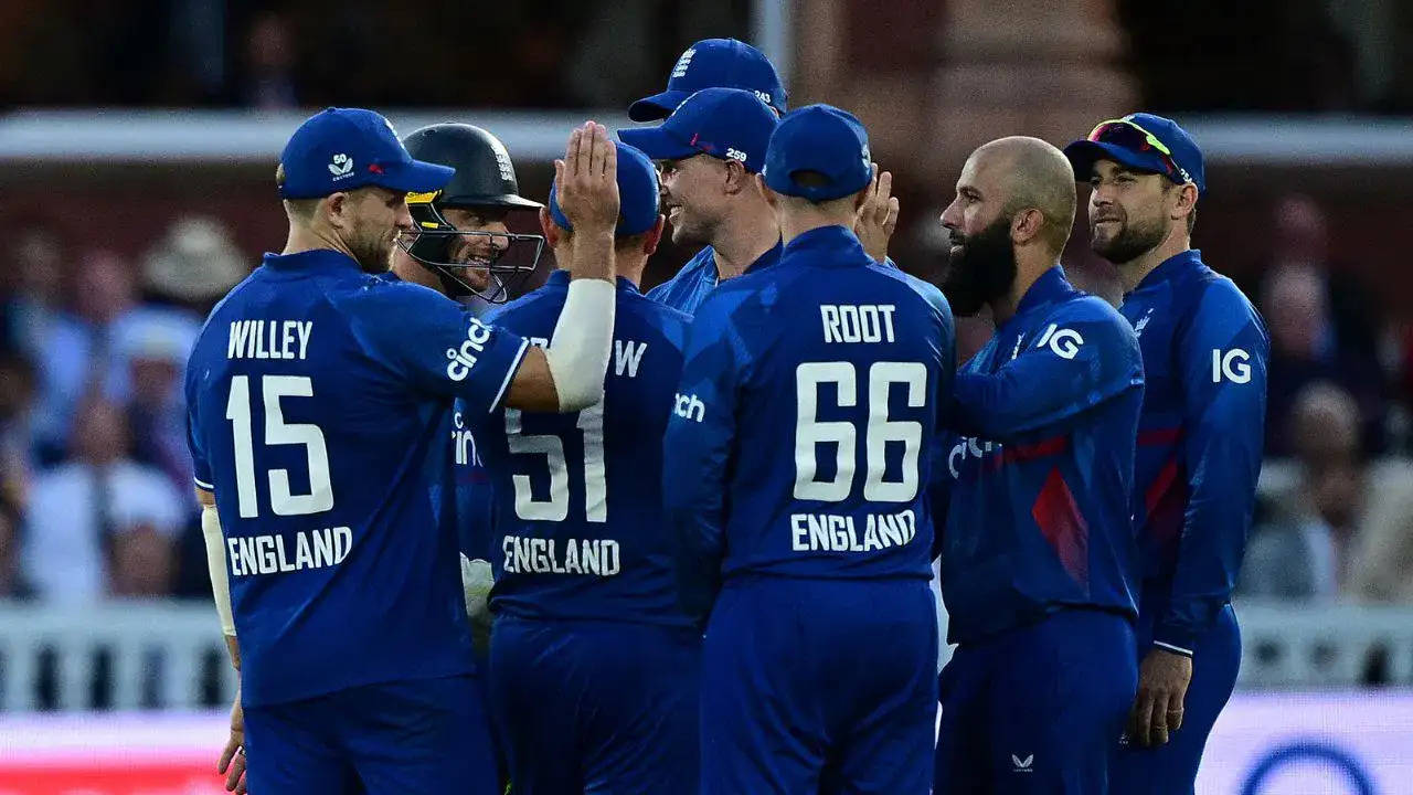 अफगानिस्तान और इंग्लैंड के बीच आईसीसी वनडे विश्व कप 2023 का 13वां मैच पिछले रविवार को हुआ, जिससे टूर्नामेंट में एक महत्वपूर्ण मोड़ आया। अफगानिस्तान ने शानदार प्रदर्शन करते हुए इंग्लैंड को करारी शिकस्त दी, जिससे न केवल खेल के बारे में बल्कि इंग्लैंड के एक खिलाड़ी सैम कुरेन के व्यवहार के बारे में भी गहन चर्चा का मंच तैयार हो गया।