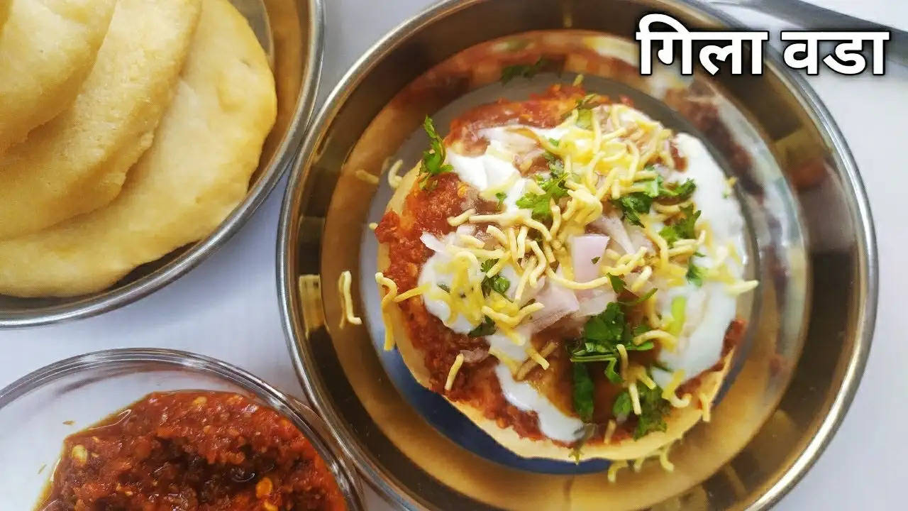 वड़ा, एक लोकप्रिय नाश्ता, विशेष रूप से महाराष्ट्र और मुंबई में भोजन प्रेमियों के दिलों में एक विशेष स्थान रखता है। जबकि बटाटा वड़ा इस क्षेत्र का एक प्रसिद्ध स्ट्रीट फूड है, गुजरात में भी वड़ा के विभिन्न रूपों का स्वाद लिया जाता है। समय के साथ, वड़ा पूरे भारत में नाश्ते का मुख्य व्यंजन बन गया है, जिसका आनंद अक्सर सांबर और नारियल की चटनी के साथ लिया जाता है।