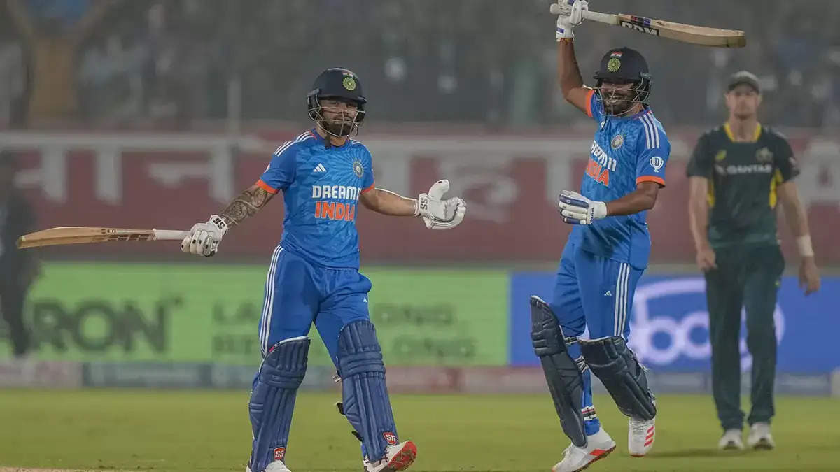 भारत और ऑस्ट्रेलिया के बीच रोमांचक 5 मैचों की टी20 सीरीज का क्लाइमेक्टिक मैच रविवार शाम 7 बजे बेंगलुरु के एम चिन्नास्वामी स्टेडियम में शुरू होने वाला है। सूर्यकुमार यादव की अगुवाई में टीम इंडिया की निगाहें 4-1 से सीरीज जीतने पर हैं, ऐसे में एक रोमांचक मुकाबले की उम्मीद ज्यादा है। जैसे-जैसे हम इस अंतिम लड़ाई के करीब पहुंच रहे हैं, आइए पिच रिपोर्ट, खिलाड़ियों के प्रदर्शन और मौसम की स्थिति सहित मैच पूर्वावलोकन के बारे में जाने-