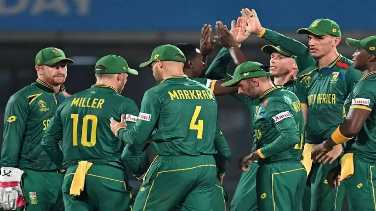 वनडे विश्व कप 2023 में 7 अक्टूबर को दो रोमांचक मैच हुए, जिससे क्रिकेट प्रशंसक अपनी सीटों से खड़े हो गए। बांग्लादेश और अफगानिस्तान के बीच संघर्ष ने असाधारण कौशल का प्रदर्शन किया, लेकिन दक्षिण अफ्रीका और श्रीलंका के बीच हुए मैच ने सबका ध्यान अपनी और खींचा, इस मैच में दक्षिण अफ्रीका ने 428 रनों का विशाल स्कोर बनाकर एक नया रिकॉर्ड बनाया, जिससे श्रीलंका के लिए लक्ष्य का पीछा करना एक कठिन काम हो गया।