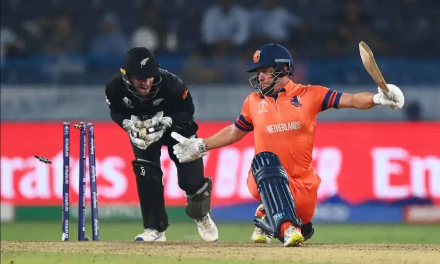 विश्व कप 2023 के 6 मैच में न्यूजीलैंड और नीदरलैंड के बीच रोमांचक मुकाबला देखने को मिला। कीवी गेंदबाज सैंटनर के पांच महत्वपूर्ण विकेटों के शानदार प्रदर्शन की बदौलत न्यूजीलैंड ने नीदरलैंड्स पर आसान जीत हासिल की। कीवी टीम ने 99 रनों से जीत हासिल की, जो टूर्नामेंट में उनकी दूसरी जीत है।