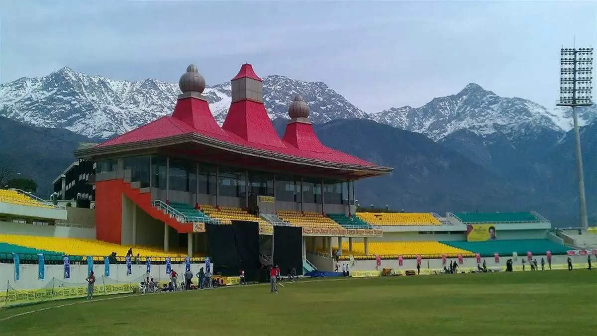 धर्मशाला स्टेडियम आगामी आईसीसी क्रिकेट विश्व कप के लिए पूरी तरह तैयार है। बांग्लादेश और अफगानिस्तान के बीच आज मैच हो रहा हैं. इस बीच, इंग्लैंड क्रिकेट टीम के आज पहुंचने की उम्मीद है. सुरम्य धौलाधार पर्वत श्रृंखला में स्थित इस स्टेडियम की पिच अपनी गति और उछाल के कारण तेज गेंदबाजों को मदद करती है। अपने अपेक्षाकृत छोटे आकार के बावजूद, पिच बल्लेबाजों को रन बनाने और गेंदबाजों को विकेट लेने का अवसर प्रदान करती है। इस मैदान पर स्पिनर भी अपना हुनर दिखा सकते हैं. इंग्लैंड, न्यूजीलैंड, दक्षिण अफ्रीका और ऑस्ट्रेलिया जैसी सभी पूर्व चैंपियन टीमों से पिच की स्थितियों की सराहना करने की उम्मीद की जाती है, जो विदेशी स्टेडियमों के समान हैं।