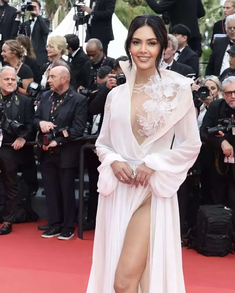 Cannes 2023: रेड कार्पेट आकर्षक कट वाले गाउन में नज़र आईं ईशा गुप्ता..