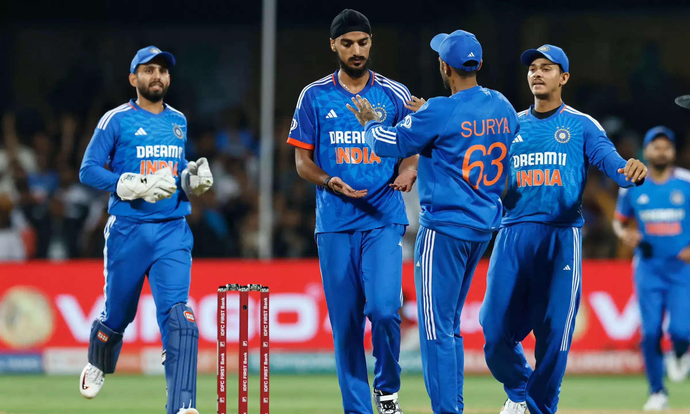 भारत और ऑस्ट्रेलिया के बीच टी20 क्रिकेट सीरीज का अंतिम मुकाबला रोमांचक साबित हुआ, जिससे प्रशंसक अपनी सीटों से खड़े हो गए। बेंगलुरू के चिन्नास्वामी स्टेडियम में आयोजित यह मैच बेहद रोमांचक क्षणों के साथ शुरू हुआ और भारत ने छह रन से जीत हासिल की और अंततः श्रृंखला 4-1 से जीत ली।