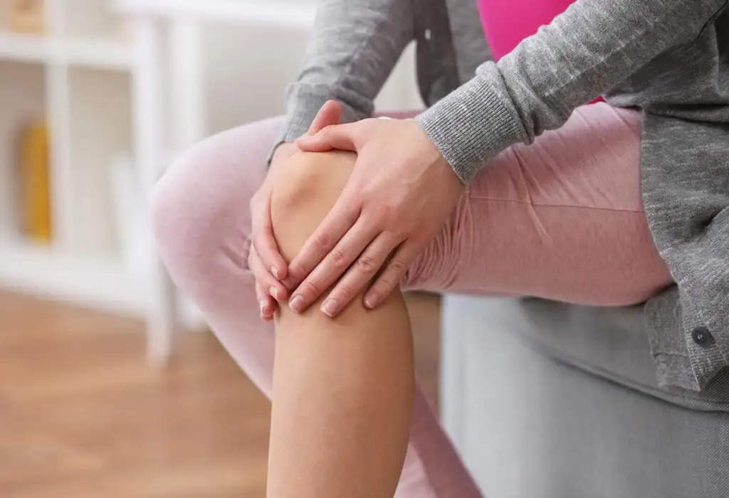 प्रसव के बाद, कई महिलाओं को लगातार घुटने में दर्द का अनुभव होता है, जो पहली तिमाही के बाद तेज हो जाता है और सर्दियों के महीनों के दौरान अधिक स्पष्ट हो जाता है। ठंड का मौसम जोड़ों और घुटनों की परेशानी को बढ़ा देता है, जिससे प्रभावी उपचार ढूंढना महत्वपूर्ण हो जाता है। आज हम इस लेख के माध्यम से आपको ऐसे तेलों के बारे में बताएंगे जिनके उपयोग से घटनों का दर्द कम हो जाता हैं, आइए जानते है इनके बारे में-