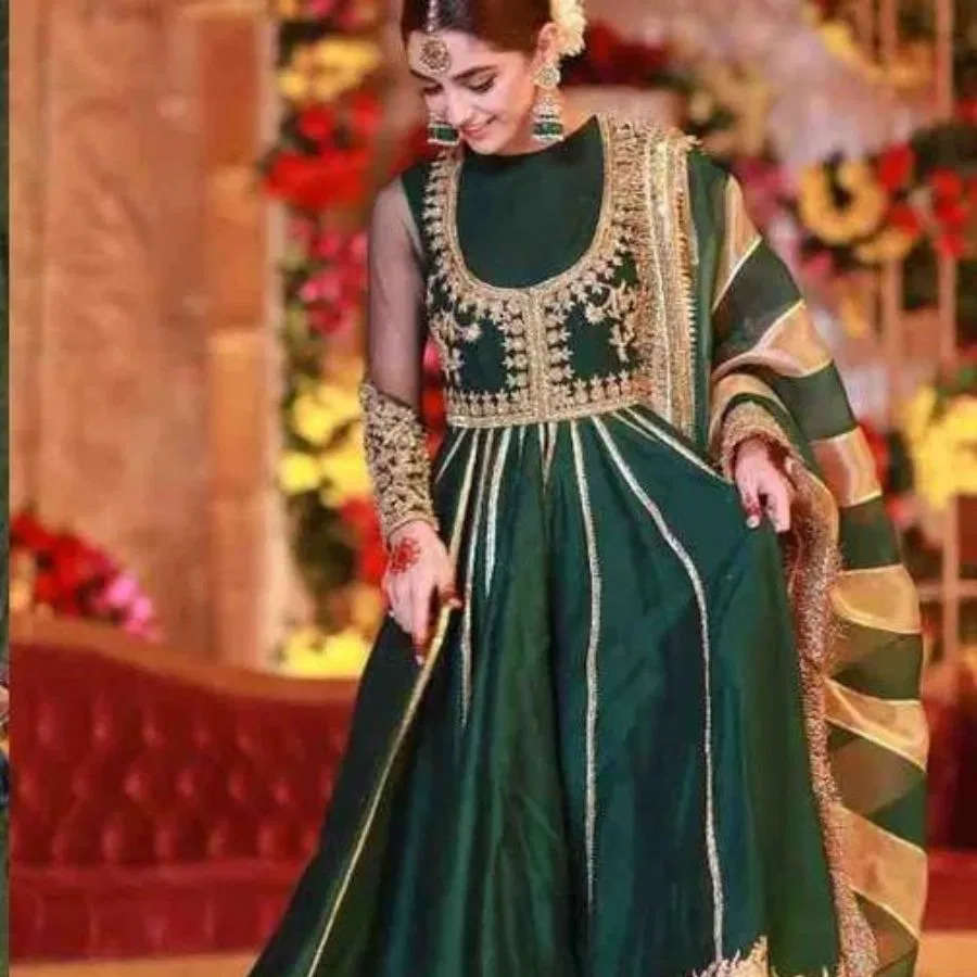 Fashion Tips- पाकिस्तानी स्टाइल का वर्क सूट पहनकर दिखे सबसे अलग, किमत जानकर हैरान हो जाएंगी आप