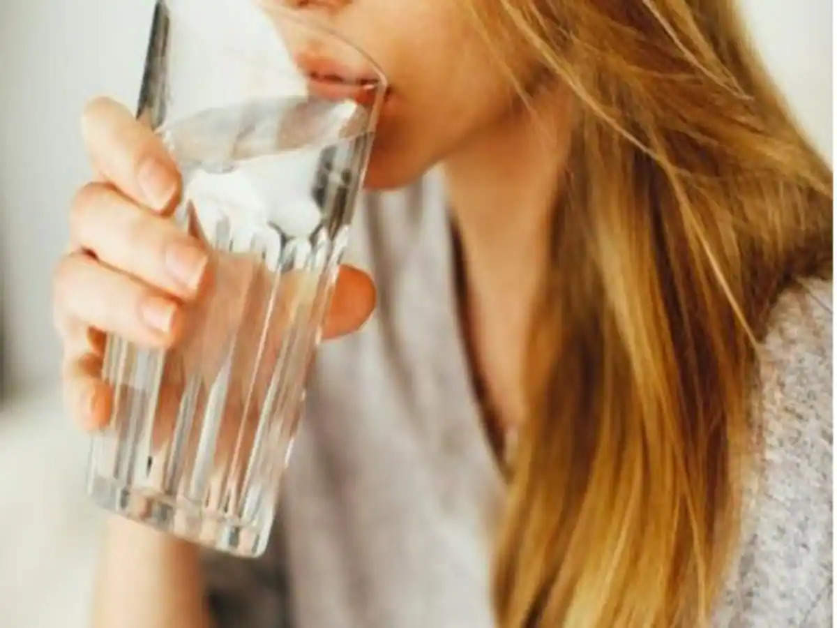 Health Tips- आप कैसे पानी पीते हैं, अगर खड़े होकर पानी पीते हैं, तो सावधान हो जाएं