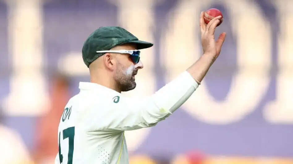 पाकिस्तान और ऑस्ट्रेलिया के बीच दूसरे टेस्ट मैच के रोमांचक दूसरे दिन सबकी निगाहें ऑस्ट्रेलियाई गेंदबाज नाथन लियोन पर टिकी, जिन्होंने शानदार प्रदर्शन करते हुए क्रिकेट इतिहास में अहम छाप छोड़ी। एक टेस्ट मैच में जहां पाकिस्तानी टीम 194 रन बनाने में सफल रही और 6 विकेट खो दिए, वहीं ऑस्ट्रेलियाई गेंदबाजों ने असाधारण दबदबा दिखाया। पैट कमिंस ने 3 विकेट लिए, जोश हेज़लवुड ने 1 विकेट हासिल किया और बेहतरीन प्रदर्शन करने वाले नाथन लियोन ने 2 विकेट लिए।