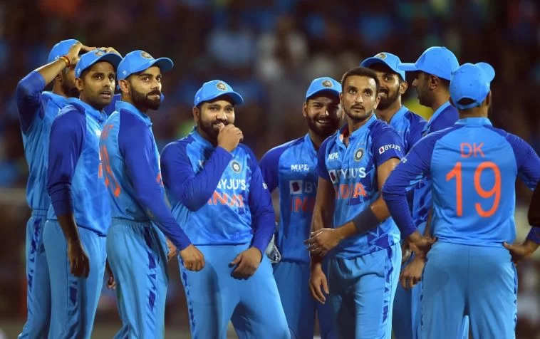 कप्तान रोहित शर्मा और मुख्य चयनकर्ता अजीत अगरकर के नेतृत्व में टीम इंडिया ने आगामी 2023 विश्व कप के लिए अपनी 15 सदस्यीय टीम को अंतिम रूप दे दिया है। विशेष रूप से, टीम प्रबंधन ने शुरुआती टीम में किसी भी रिजर्व खिलाड़ी को शामिल नहीं करने का विकल्प चुना है। मुख्य चयनकर्ता अजीत अगरकर के लिए 28 सितंबर तक विश्व कप टीम में चार रिजर्व खिलाड़ियों को शामिल करने का प्रावधान है। एक दिलचस्प संभावना 160 किमी प्रति घंटे की गति से गेंदबाजी करने में सक्षम एक तेज गेंदबाज को शामिल करना है।