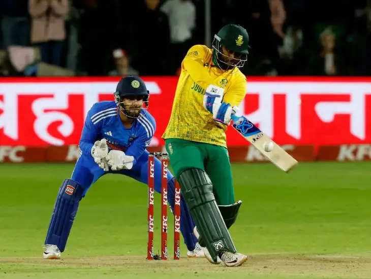 सेंट जॉर्ज पार्क स्टेडियम में एक रोमांचक मुकाबले में दक्षिण अफ्रीका ने तीन मैचों की टी20 सीरीज के दूसरे मैच में भारत के खिलाफ पांच विकेट से जीत हासिल की। बारिश से प्रभावित मुकाबले में कई उतार-चढ़ाव आए, जिसके परिणामस्वरूप अंततः दक्षिण अफ्रीका ने श्रृंखला में 1-0 की बढ़त बना ली।