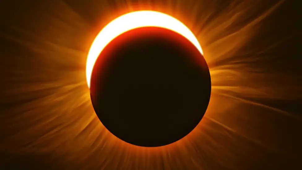 ज्योतिष शास्त्र में ग्रहण को अक्सर अशुभ घटना माना जाता है। चाहे चंद्र ग्रहण हो या सूर्य ग्रहण, दोनों ही नकारात्मक अर्थ वाले माने जाते हैं। इन बुरे प्रभावों का प्रतिकार करने के लिए पारंपरिक रूप से विभिन्न उपाय किए जाते हैं।