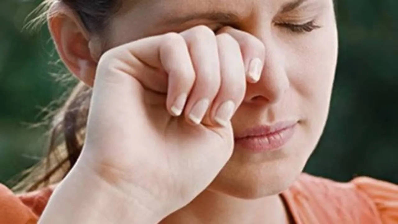 Home remedies for cold-cough: बंद नाक, खांसी-जुकाम कर रहा परेशान? इन 8 देसी तरीकों से मिलेगी राहत