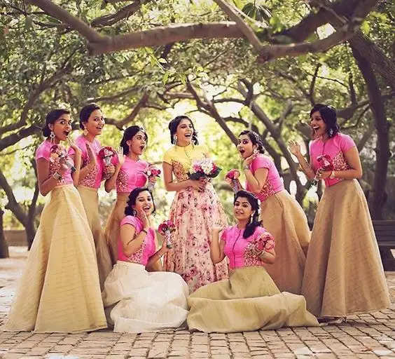 छोटे और भव्य दोनों अवसरों के लिए डिज़ाइन किए गए विभिन्न प्रकार के पारंपरिक परिधानों के साथ आगामी त्योहारों और नवरात्रि समारोहों की तैयारी करें। विशेष रूप से, गरबा नाइट के दौरान, लहंगा-चोली कई लोगों की पहली पसंद होती है।