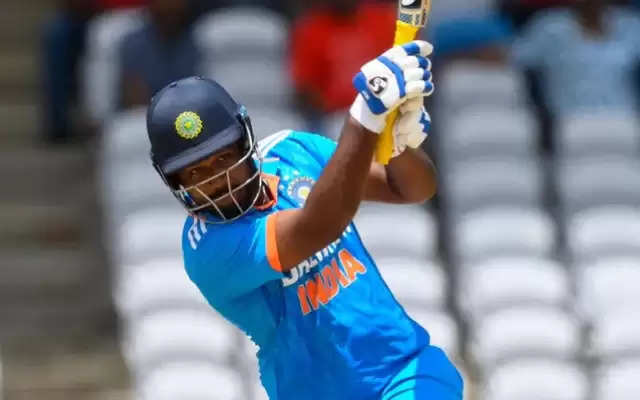 ऑस्ट्रेलिया के खिलाफ आगामी वनडे सीरीज के लिए भारतीय टीम का खुलासा हो गया है, लेकिन गौरतलब है कि टीम इंडिया के विकेटकीपर-बल्लेबाज संजू सैमसन को एक बार फिर टीम से बाहर कर दिया गया है। इस चूक से उनके प्रशंसकों में निराशा है।