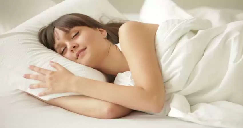 Pillow Side Effects: गलती से भी तकिया लेकर न सोएं, बढ़ सकती हैं ये परेशानियां