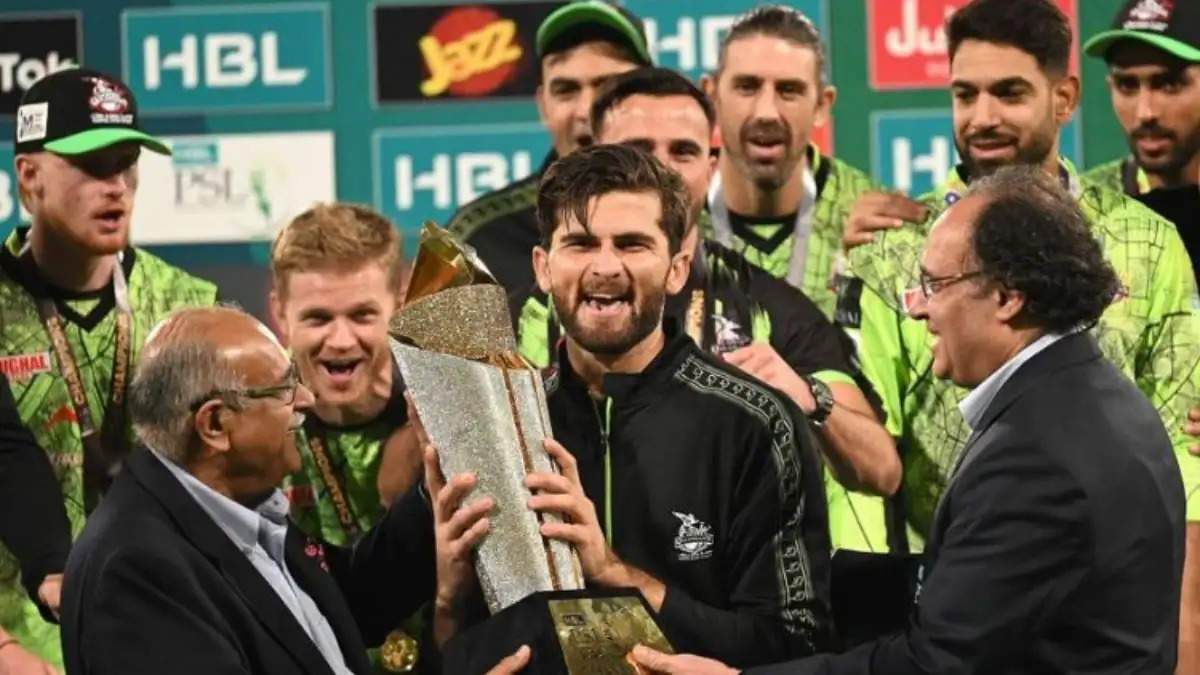 पाकिस्तान क्रिकेट बोर्ड (पीसीबी) ने आधिकारिक तौर पर आगामी पाकिस्तान सुपर लीग (पीएसएल) 2024 के लिए व्यापक कार्यक्रम का अनावरण किया है। इस रोमांचक टी20 फ्रेंचाइजी क्रिकेट टूर्नामेंट का नौवां संस्करण 17 फरवरी को शुरू होने वाला है, जिसका ग्रैंड फिनाले 18 मार्च को होगा। पीसीबी प्रबंधन समिति के अध्यक्ष, जका अशरफ ने टूर्नामेंट के बारे में उत्साह व्यक्त किया, और जमीनी स्तर के क्रिकेट को बढ़ावा देने और आकर्षक क्रिकेट एक्शन प्रदान करने की इसकी क्षमता पर प्रकाश डाला।