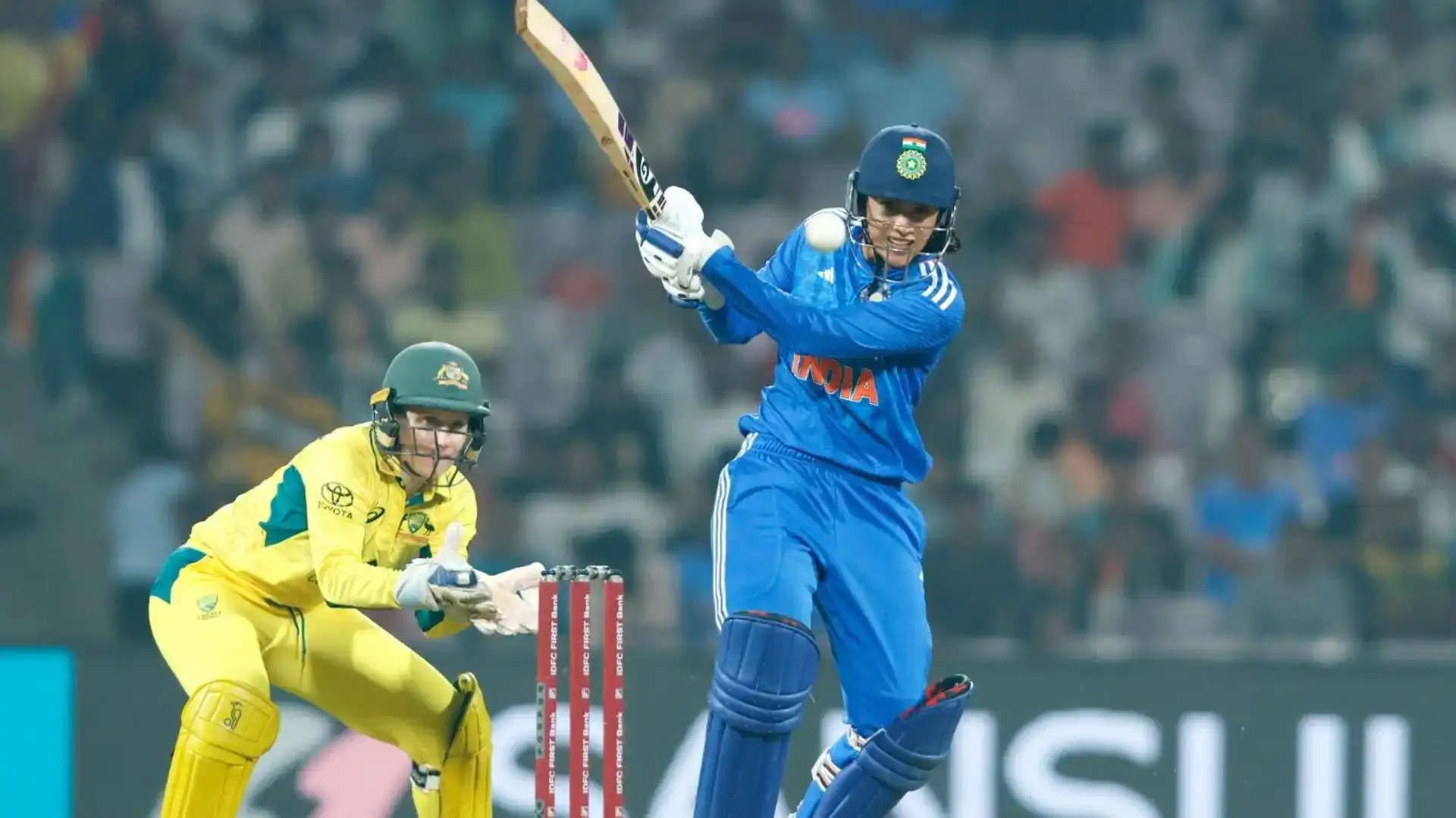 भारत और ऑस्ट्रेलिया की महिला क्रिकेट टीमों के बीच रोमांचक तीन मैचों की टी20 श्रृंखला का दूसरा मैच डीवाई पाटिल स्पोर्ट्स अकादमी, मुंबई में शुरू हुआ, जिसने एक कड़े मुकाबले की तैयारी कर दी। टॉस जीतकर गेंदबाजी करने के ऑस्ट्रेलियाई कप्तान एलिसा हीली के फैसले ने मुकाबले में दिलचस्प मोड़ ला दिया।