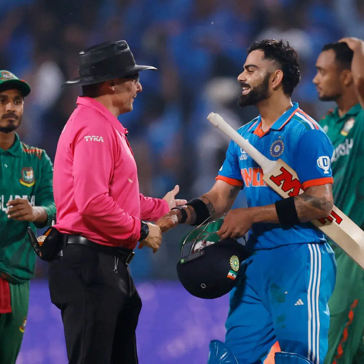 पुणे के क्रिकेट स्टेडियम में एक रोमांचक मुकाबले में, भारत और बांग्लादेश के बीच बहुप्रतीक्षित क्रिकेट विश्व कप 2023 मैच गुरुवार को हुआ, जिसमें प्रशंसक अपनी सीटों पर खड़े हो गए। भारत ने कांटे की टक्कर में विजयी होकर टूर्नामेंट में लगातार चौथी जीत हासिल की। लेकिन जश्न के बीच, सोशल मीडिया पर एक विवाद छिड़ गया है, जो विराट कोहली की उल्लेखनीय उपलब्धि - एक दिवसीय अंतरराष्ट्रीय क्रिकेट में उनका 48 वां शतक - पर केंद्रित है।