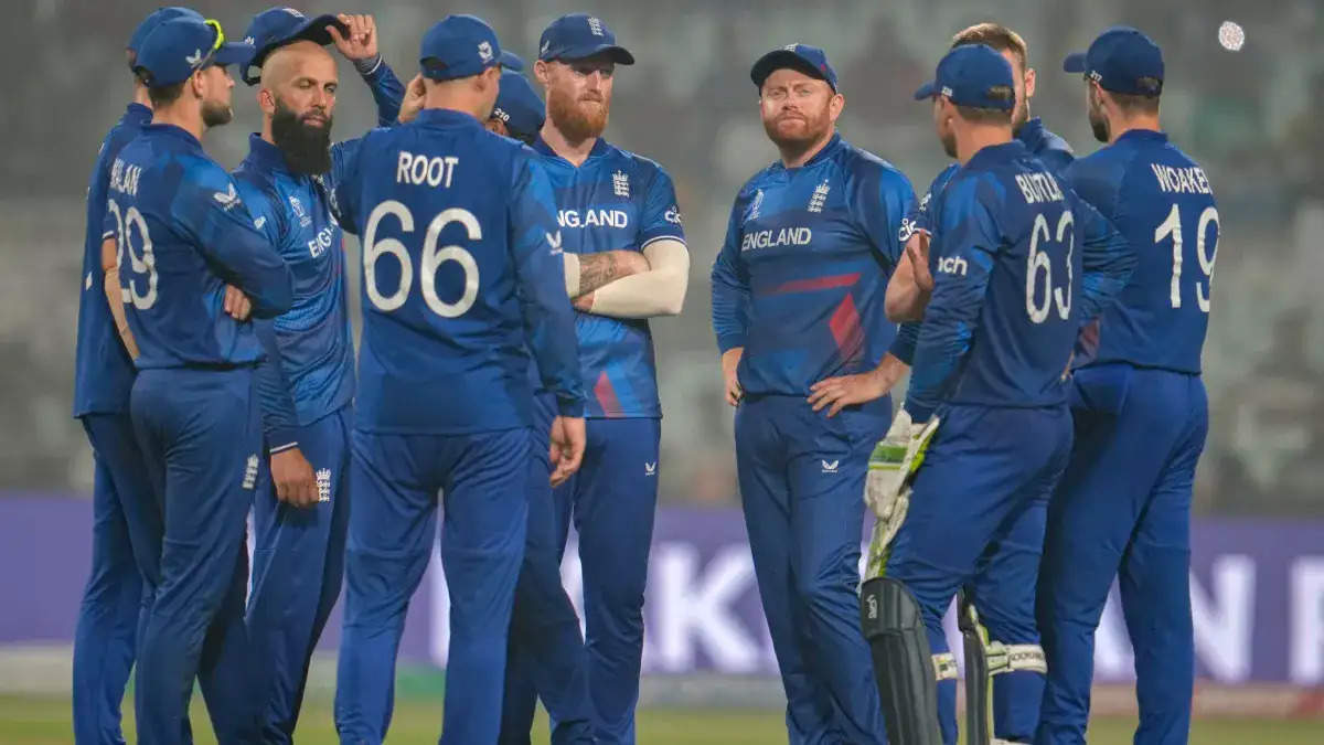 ICC विश्व कप 2023 में इंग्लैंड के खराब प्रदर्शन के बाद राष्ट्रीय क्रिकेट टीम में एक बड़ा बदलाव आया है। 2025 चैंपियंस ट्रॉफी क्वालीफिकेशन से चूकने के जोखिम का सामना करते हुए, इंग्लैंड ने हाल के विश्व कप में अपने घटिया प्रदर्शन को संबोधित करने के लिए एक महत्वपूर्ण पुनर्गठन किया।