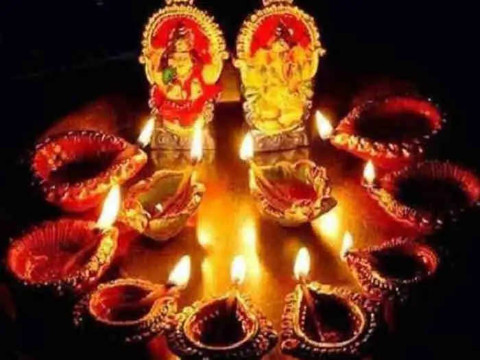 भारत में पूजनीय त्योहारों में से एक, धनतेरस, उत्सवों की इस लड़ी में महत्वपूर्ण महत्व रखता है। जो कि अत्यधिक शुभ माना जाता है, यह देवी लक्ष्मी और भगवान कुबेर की पूजा के लिए समर्पित है। दिवाली के भव्य उत्सव से पहले, यह त्योहार कार्तिक माह में कृष्ण पक्ष की त्रयोदशी तिथि को आता है। धनतेरस पर नई वस्तुएं खरीदने की प्रथा समृद्धि और सौभाग्य लाने वाली मानी जाती है, ऐसे में यदि किसी इंसान को अकाल मृत्यु का खतरा सता रहा है तो उसे धनतेरस के शुभ अवसर पर ये उपाय कर लेना चाहिए-