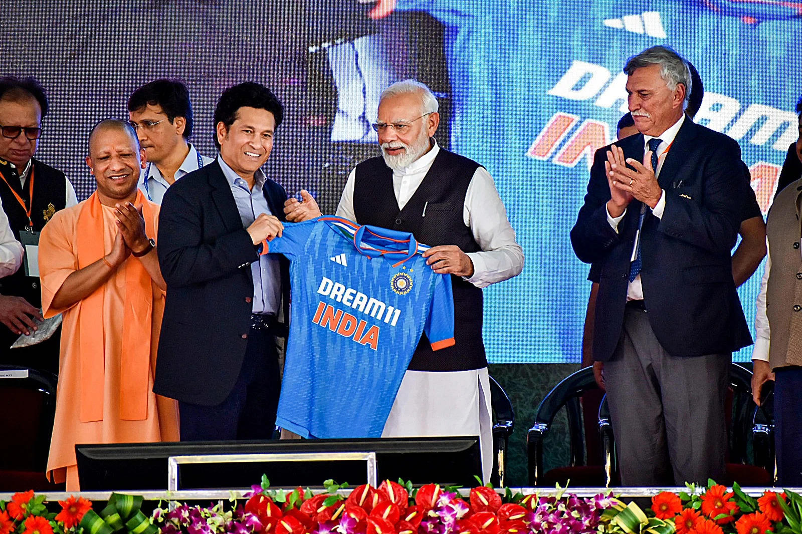 प्रधान मंत्री नरेंद्र मोदी ने उत्तर प्रदेश के  मुख्यमंत्री योगी आदित्यनाथ और क्रिकेट जगत की कई प्रमुख हस्तियों के साथ उत्तर प्रदेश के वाराणसी के गांजरी में अंतर्राष्ट्रीय क्रिकेट स्टेडियम के निर्माण का उद्घाटन किया। विशिष्ट अतिथियों में कपिल देव, सुनील गावस्कर, सचिन तेंदुलकर, रवि शास्त्री, दिलीप वेंगसरकर जैसे पूर्व क्रिकेट दिग्गजों के साथ-साथ BCCI अध्यक्ष रोजर बिन्नी और BCCI सचिव जय शाह भी शामिल थे।