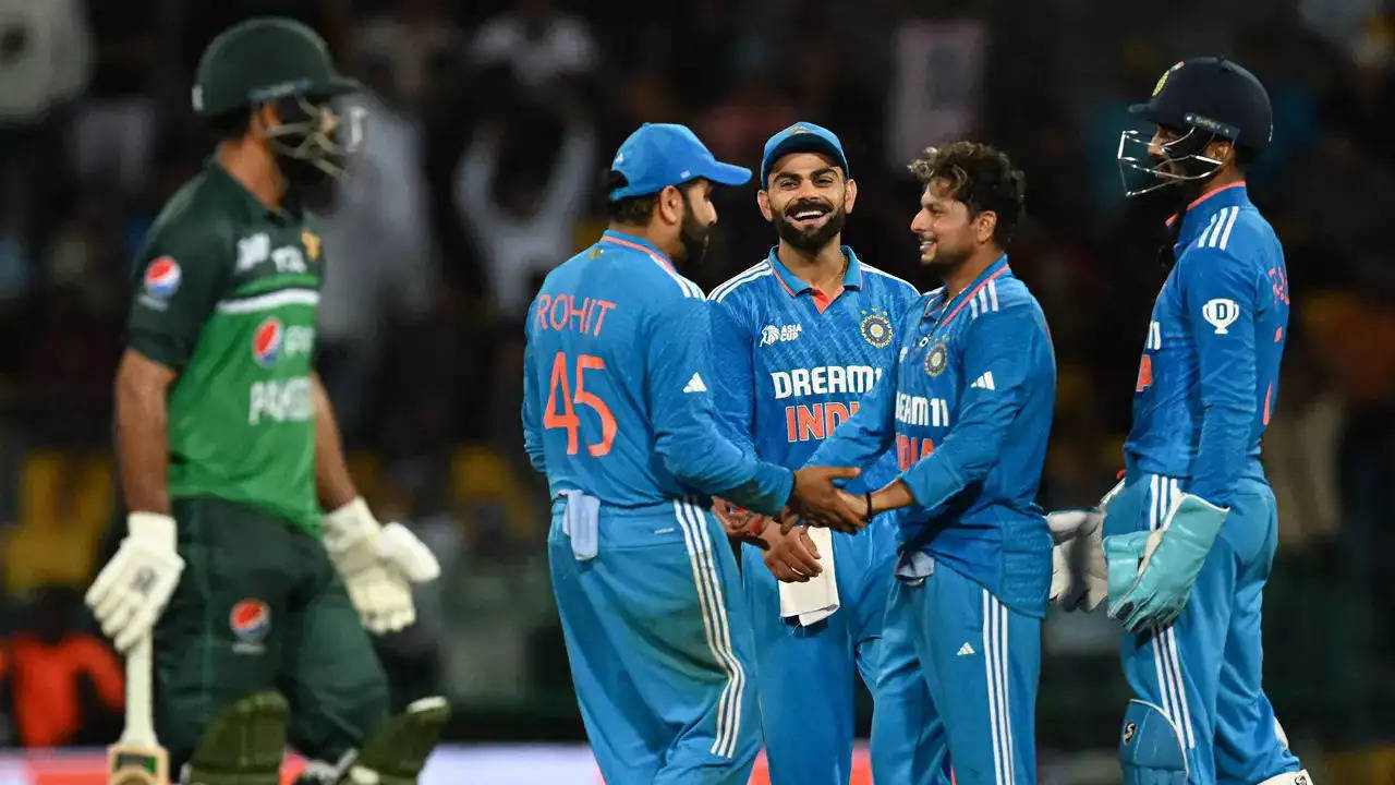 डिज़्नी हॉटस्टार द्वारा जारी सूचना के अनुसार, भारत-पाकिस्तान क्रिकेट मैच ने इस शनिवार को डिज़्नी+हॉटस्टार पर दर्शकों की संख्या का एक नया रिकॉर्ड बनाया, जिसमें 3.5 करोड़ लोग शामिल हुए। इस उपलब्धि ने इस साल की शुरुआत में चेन्नई सुपर किंग्स और गुजरात टाइटन्स के बीच आईपीएल फाइनल मैच के दौरान 3.2 करोड़ दर्शकों के पिछले रिकॉर्ड को पीछे छोड़ दिया।