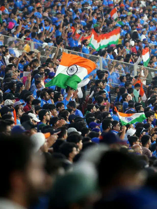 28 अक्टूबर को धर्मशाला के एचपीसीए क्रिकेट स्टेडियम में ऑस्ट्रेलिया और न्यूजीलैंड के बीच विश्व कप 2023 मैच के दौरान एक आश्चर्यजनक घटना में दुनिया भर के क्रिकेट प्रेमियों का ध्यान आकर्षित किया। भारतीय समर्थकों के बीच एक ऑस्ट्रेलियाई क्रिकेट प्रशंसक ने उत्साहपूर्वक 'जय श्री राम' के नारे लगाए, जिससे सौहार्द और खेल भावना का एक अनूठा मिश्रण देखने को मिला।