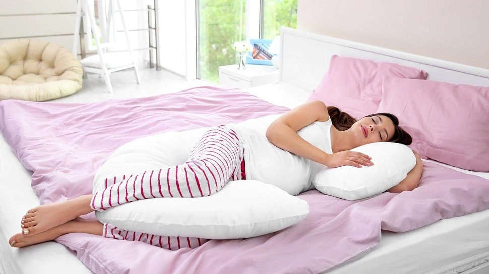 Pillow Side Effects: गलती से भी तकिया लेकर न सोएं, बढ़ सकती हैं ये परेशानियां