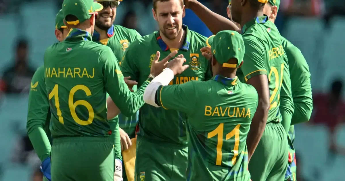 2023 विश्व कप के मैच नंबर 15 में दक्षिण अफ्रीका और नीदरलैंड के बीच रोमांचक भिड़ंत हुई। दक्षिण अफ्रीका ने टॉस जीतकर पहले गेंदबाजी करने का फैसला किया, जबकि बारिश के कारण मैच को 43 ओवरों तक सीमित करना पड़ा।