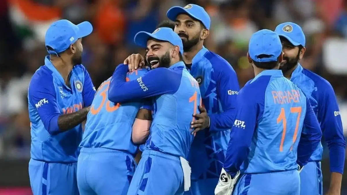 ICC वनडे विश्व कप 2023 फाइनल में दिल टूटने के बाद, टीम इंडिया ऑस्ट्रेलिया, दक्षिण अफ्रीका और इंग्लैंड जैसे क्रिकेट पावरहाउस के खिलाफ आगामी द्विपक्षीय सीरीज के लिए तैयार होकर फिर से फोकस कर रही है। उत्साह को बढ़ाते हुए, भारत और अफगानिस्तान के बीच एक नई सीरीज की पुष्टि हो गई है। अफगानिस्तान क्रिकेट बोर्ड (एसीबी) ने हाल ही में घोषणा की कि अफगानिस्तान अगले साल जनवरी में भारत में तीन मैचों की टी20 अंतरराष्ट्रीय सीरीज खेलेगा, जो दोनों देशों के बीच पहली बार सीमित ओवरों की सीरीज होगी।