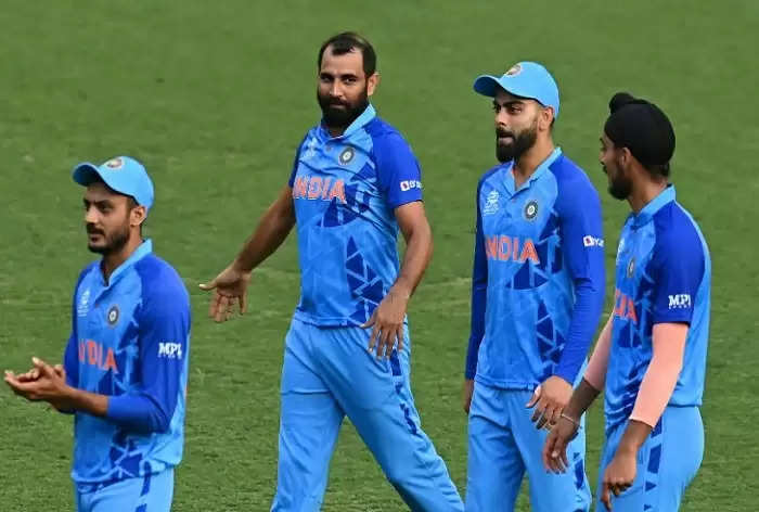 कप्तान रोहित शर्मा और मुख्य चयनकर्ता अजीत अगरकर के नेतृत्व में टीम इंडिया ने आगामी 2023 विश्व कप के लिए अपनी 15 सदस्यीय टीम को अंतिम रूप दे दिया है। विशेष रूप से, टीम प्रबंधन ने शुरुआती टीम में किसी भी रिजर्व खिलाड़ी को शामिल नहीं करने का विकल्प चुना है। मुख्य चयनकर्ता अजीत अगरकर के लिए 28 सितंबर तक विश्व कप टीम में चार रिजर्व खिलाड़ियों को शामिल करने का प्रावधान है। एक दिलचस्प संभावना 160 किमी प्रति घंटे की गति से गेंदबाजी करने में सक्षम एक तेज गेंदबाज को शामिल करना है।