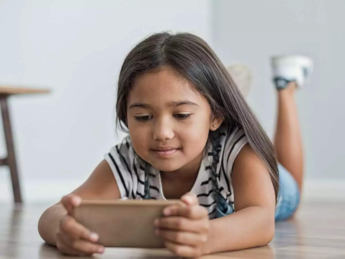 Health Tips- बच्चों के दिमाग को इस तरह तबाह कर रहा हैं मोबाइल, जानिए बच्चों को इसके दुष्प्रभाव से कैसे बचाएं