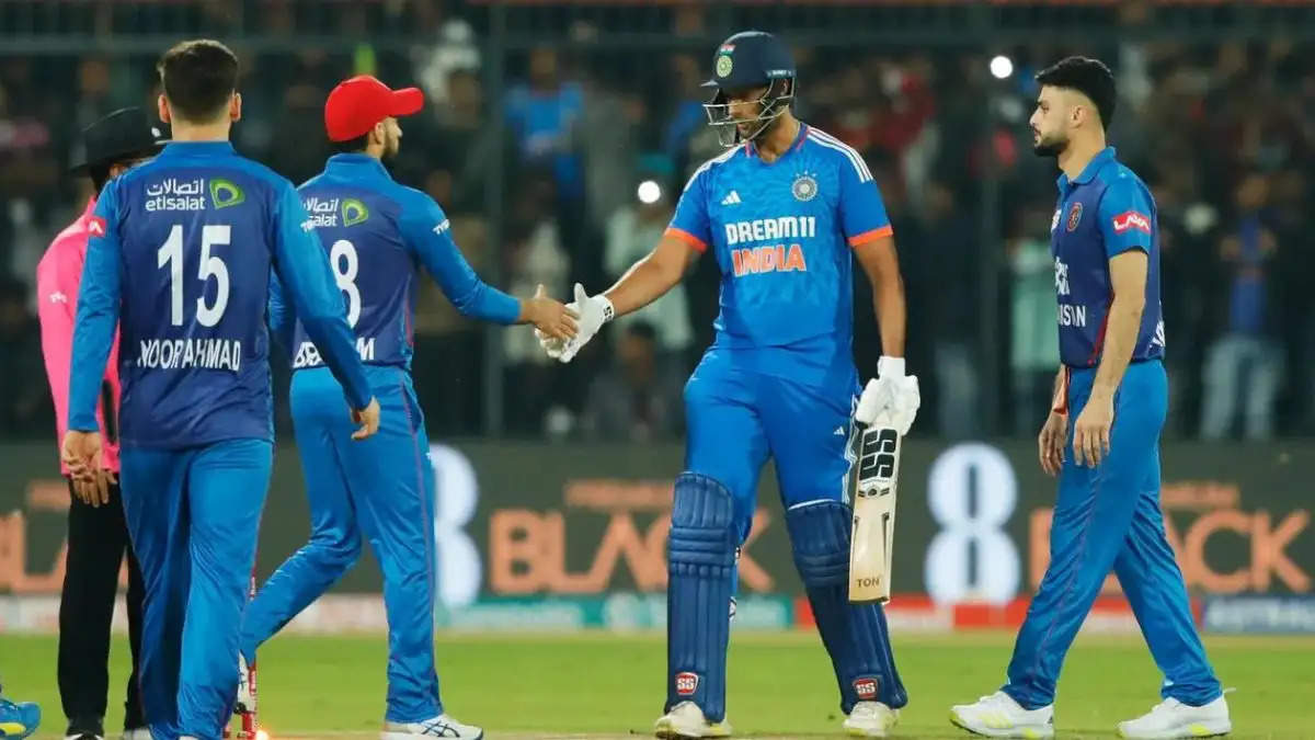 बुधवार को बेंगलुरु के एम चिन्नास्वामी स्टेडियम में एक रोमांचक मुकाबले में, भारतीय क्रिकेट टीम अफगानिस्तान के खिलाफ तीसरे और अंतिम टी20 मैच में विजयी हुई और 3-0 से जीत के साथ श्रृंखला में क्लीन स्वीप हासिल की। इस करीबी मुकाबले का फैसला अंततः एक नहीं बल्कि दो सुपर ओवरों से हुआ, जिसमें भारत दूसरे सुपर ओवर में विजयी रहा।